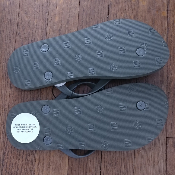 3/$8 GAP Camo Flip Flops - Picture 2 of 3